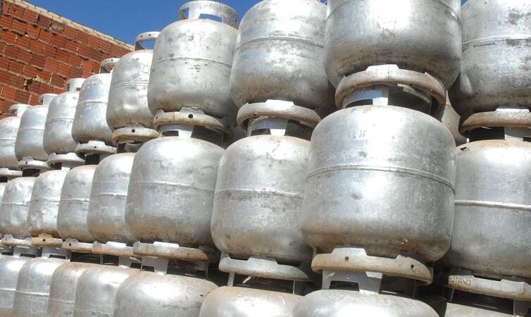 MINISTÉRIO ADMITE BLOQUEIO, MAS DIZ QUE AUXÍLIO GÁS SERÁ PAGO