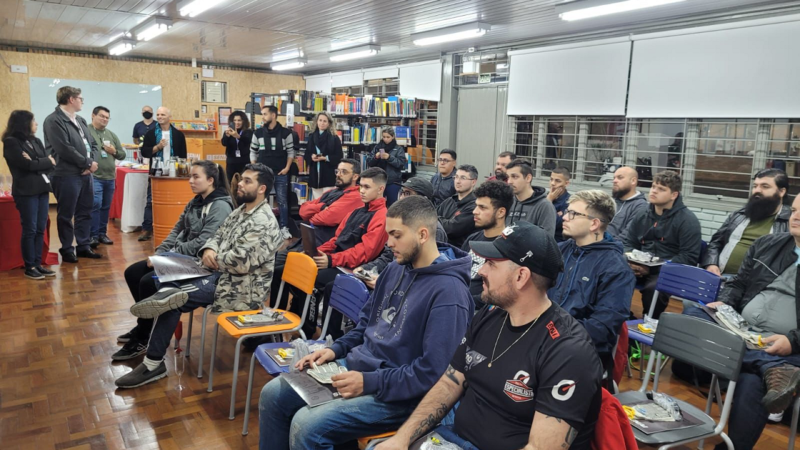 Duas novas turmas iniciam as aulas no Curso Profissionalizante em Mecânica Automotiva