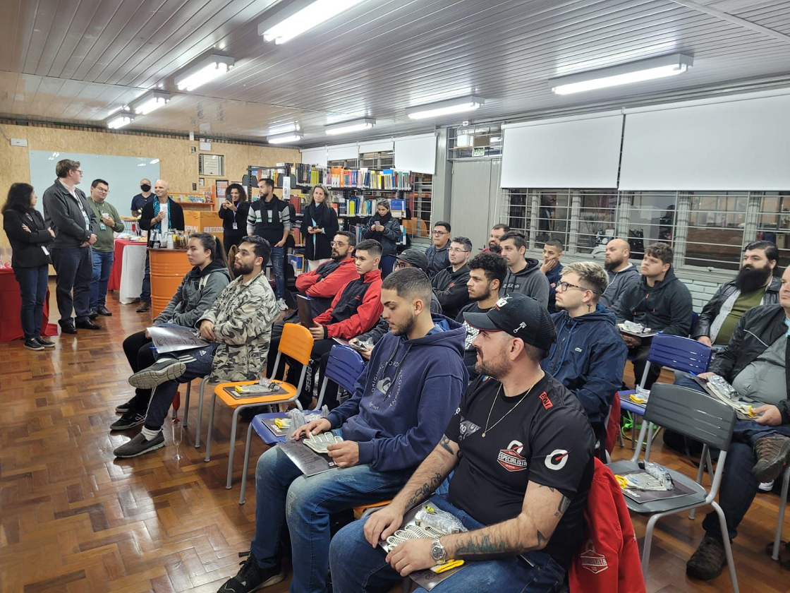 Duas novas turmas iniciam as aulas no Curso Profissionalizante em Mecânica Automotiva