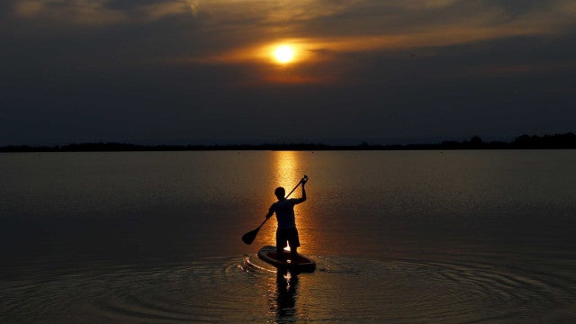 Surfistas são encontrados vivos boiando em pranchas após 36h desaparecidos