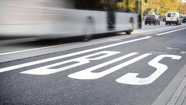 Jovem morre ao colocar cabeça fora de ônibus para acenar a amigos