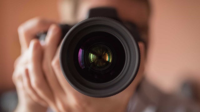 Noiva exige que fotógrafo lhe devolva dinheiro após traição do marido