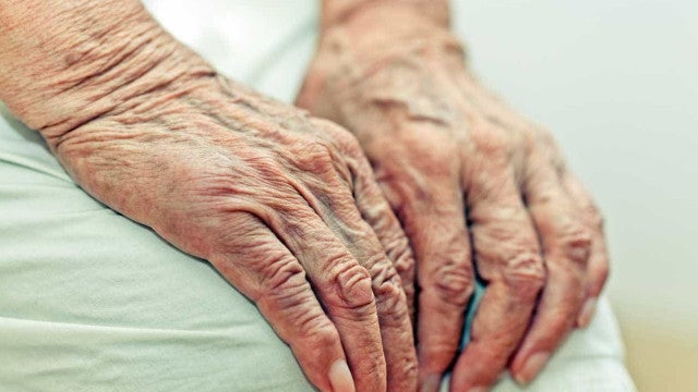 Idosa vai ao hospital com dores no estômago e descobre feto com 40 anos