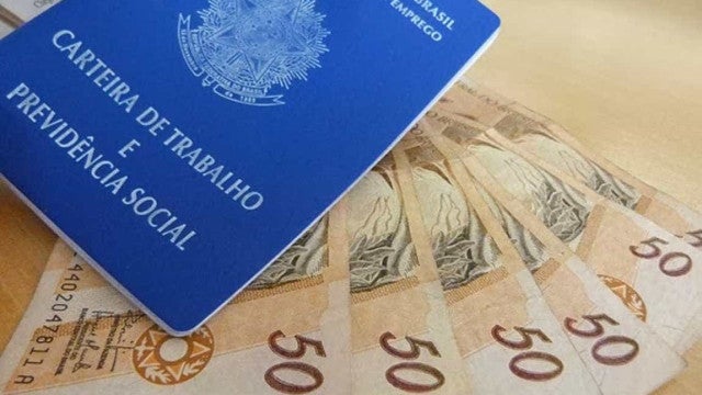 Governo Lula prevê salário mínimo de R$ 1.421 em 2024