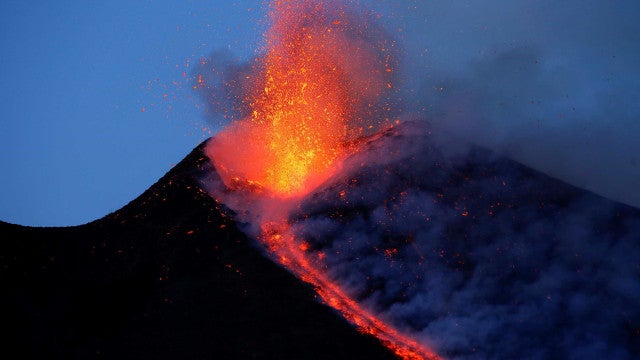 Vulcão Etna entra em erupção e provoca fechamento de aeroporto na Itália