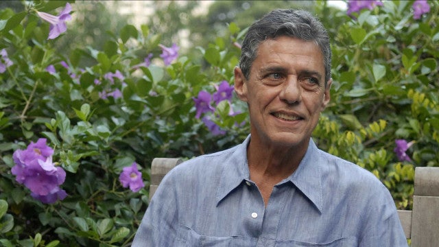 Chico Buarque passa por cirurgia no joelho por risco de problemas de mobilidade