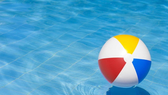 Menino de 5 anos se afoga em piscina 1h após chegar ao resort com os pais