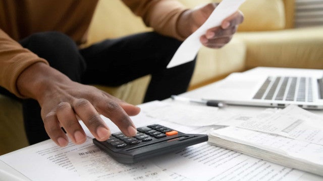 Proporção de famílias endividadas tem primeira queda desde novembro, mostra CNC