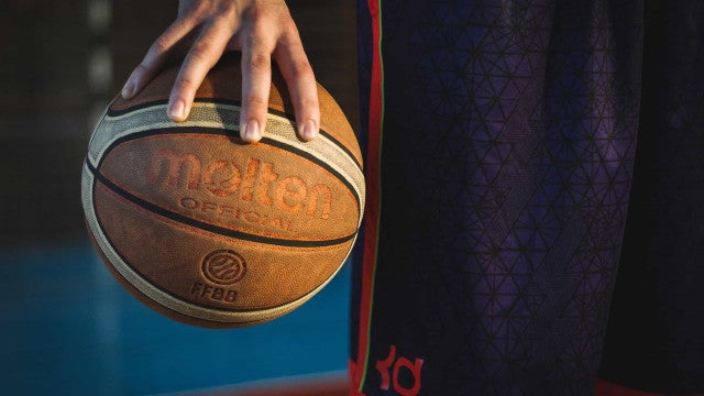 Astro do basquete escolar dos EUA morre aos 17 anos após desmaiar em treino