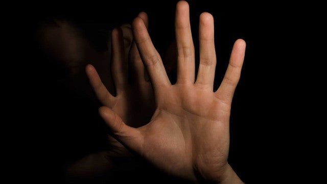 Homem rouba carro com mãe e filhas dentro e abusa da mulher