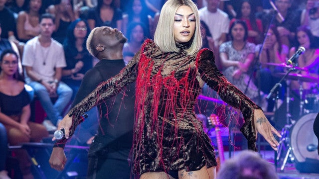 Pabllo Vittar cria formato inédito e é acompanhada por banda em show no The Town