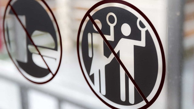 Lutadora de 16 anos dá mata-leão em suspeito de assédio dentro de ônibus