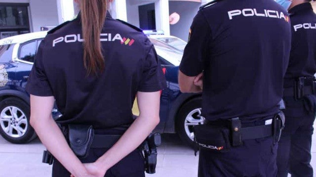 Deixa a filha de 4 anos sozinha em casa para sair à noite e acaba detida