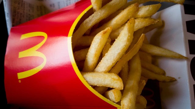 Jovem é esfaqueada por colega por discussão sobre molho do McDonald’s