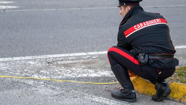 Polícia usa taser para parar homem nu e italiano acaba morrendo