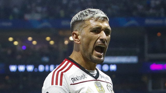 Flamengo volta a jogar mal, empata com misto do Internacional e deixa o campo vaiado