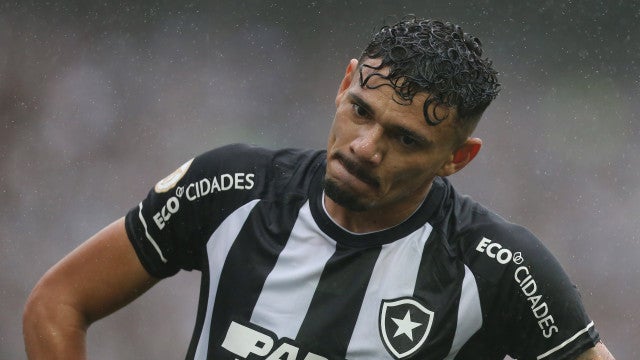 Botafogo supera frango do goleiro, vira sobre o Inter e abre 16 de vantagem