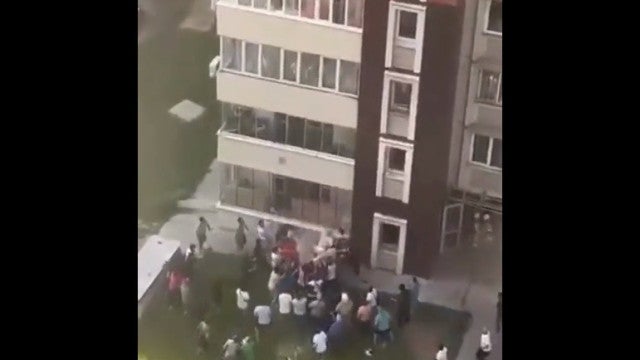 Cazaquistão: Incêndio em prédio obriga moradores a saltarem pelas janelas