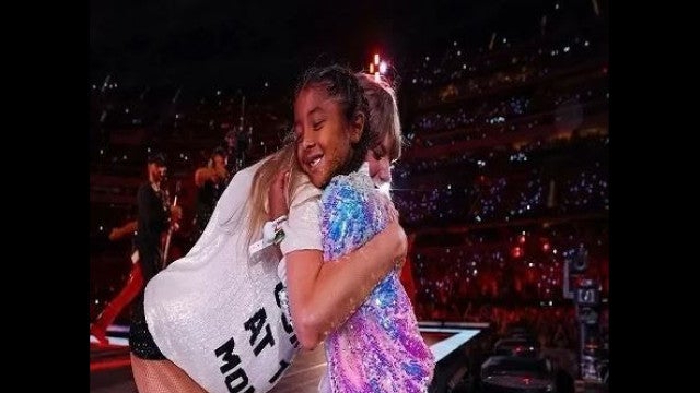Filha de Kobe Bryant ganha presente de Taylor Swift em show da cantora