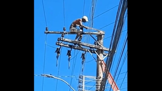 Homem em fuga da PM vira a noite em cima de poste em MG