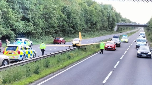 Aeronave pousa em estrada na hora pico e causa caos no trânsito