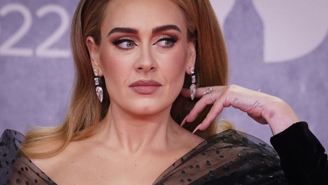 Adele conta aos fãs que desmaiou em show por dor na coluna: ‘Me encontraram no chão’