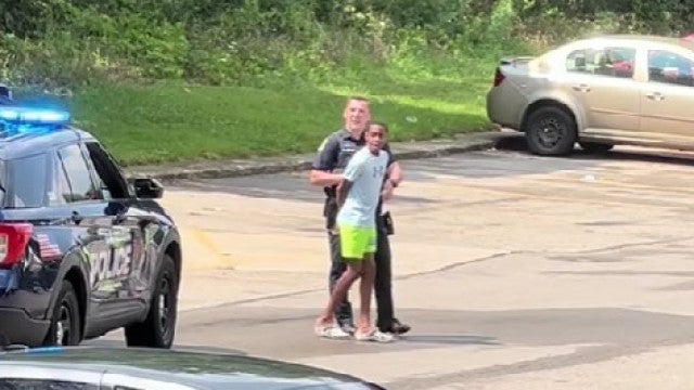 EUA: Criança de 12 anos leva lixo à rua e é presa; polícia admite erro