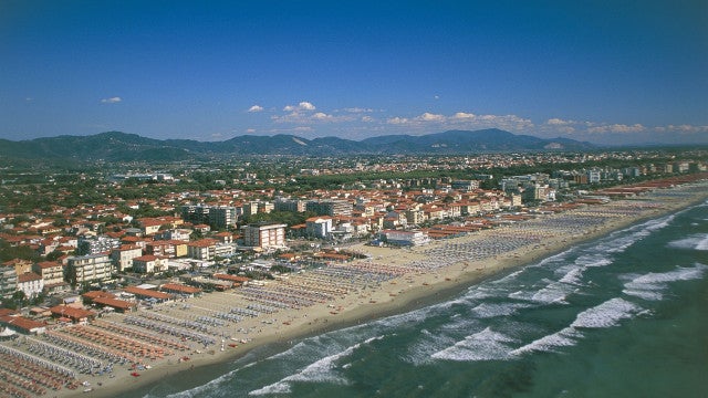 Praia na Itália onde Zelenski e Putin teriam casa reúne russos e ucranianos