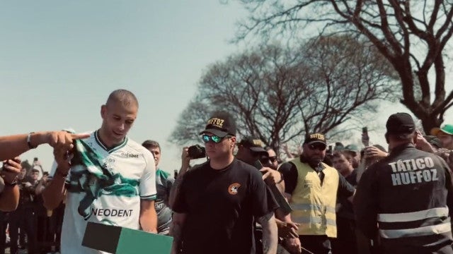 Slimani enfrenta ‘loucura’ e oferece presentes a torcedores do Coritiba