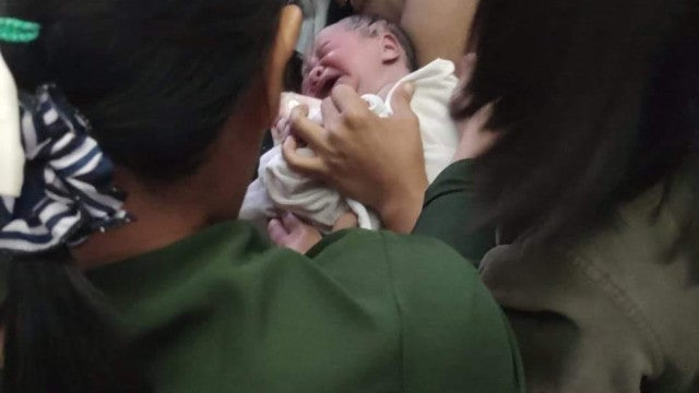 "Saído de um filme": mulher dá à luz durante voo com ajuda de passageiros