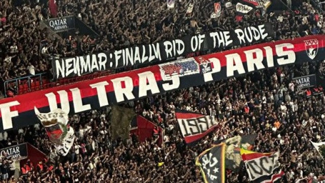Torcedores do PSG exibem faixa contra Neymar