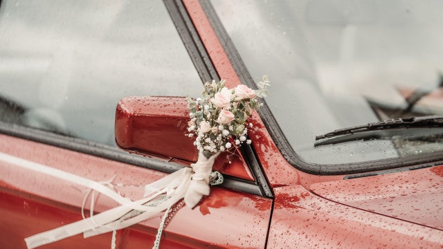 Recém-casados sofrem roubo de roupas de casamento e carro em lua de mel