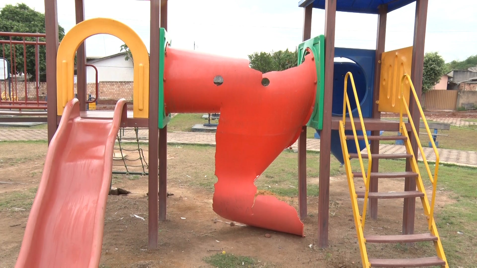 Playgrounds que estavam sendo depredados nos Bairros Santa Marta e Aeroporto, são retirados