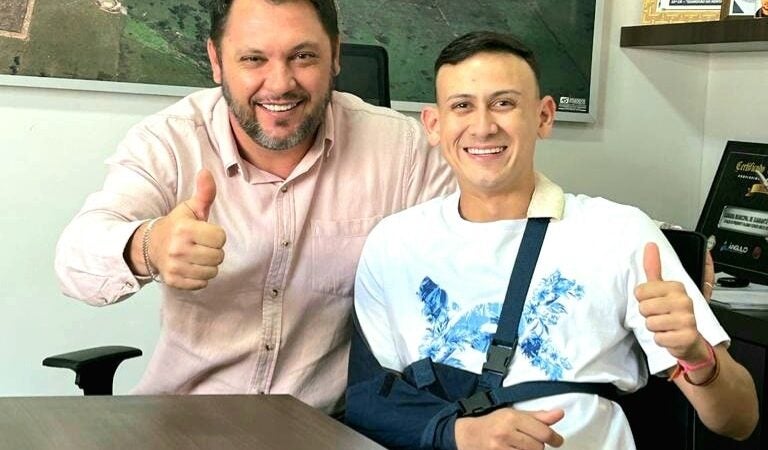 Presidente Valcimar homenageia Peão de Rodeio Guarantanhense  pelo bi campeonato de montaria em touros