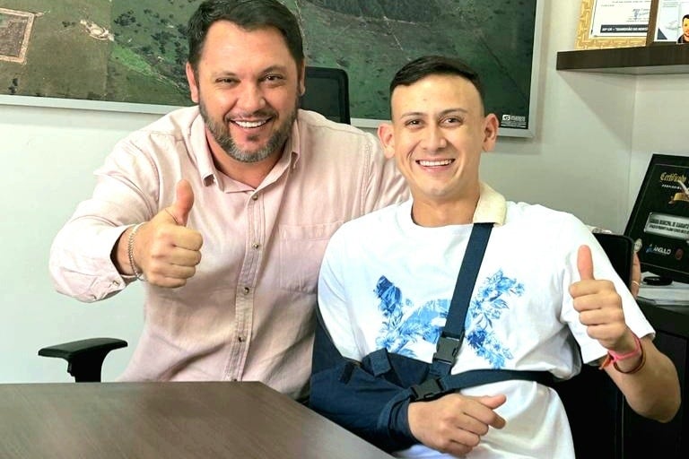 Presidente Valcimar homenageia Peão de Rodeio Guarantanhense  pelo bi campeonato de montaria em touros