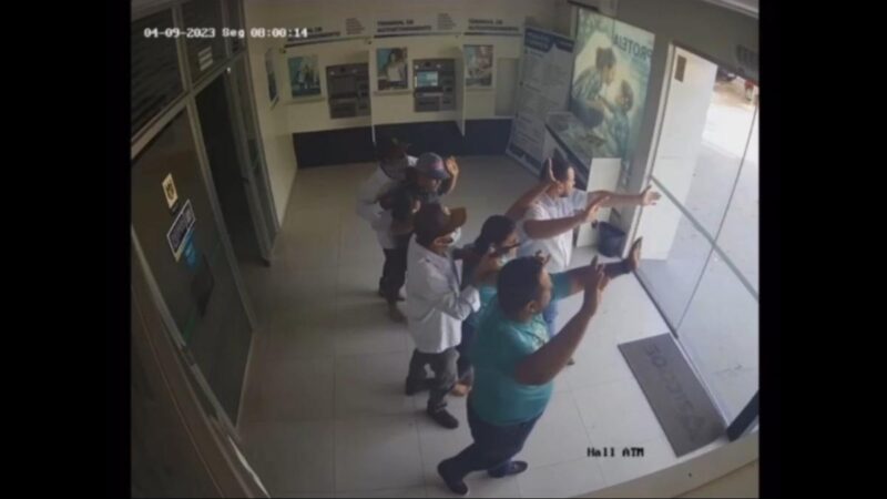 Câmera de segurança mostra momento em que reféns saem rendidos de agência