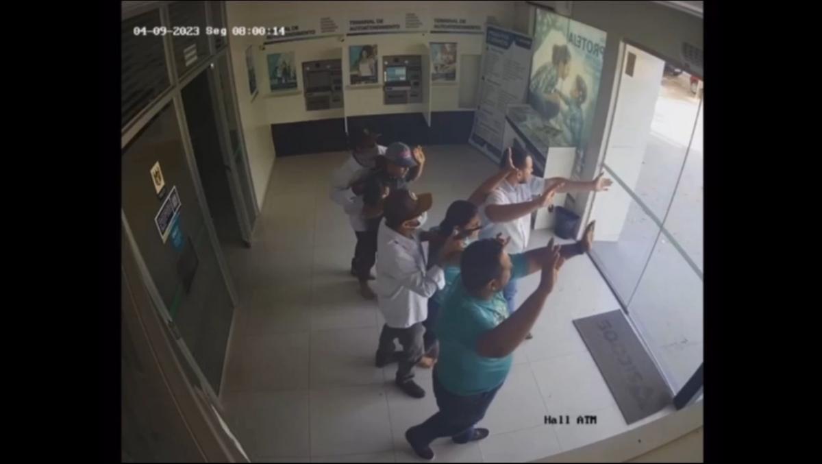 Câmera de segurança mostra momento em que reféns saem rendidos de agência