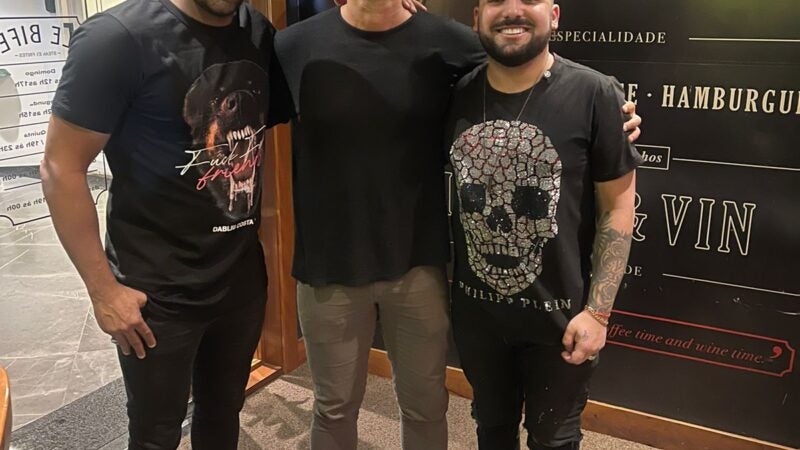Cantor sertanejo Léo Ferreira, André Santos e Luiz Comazello em noite de boa mesa no Le Bife