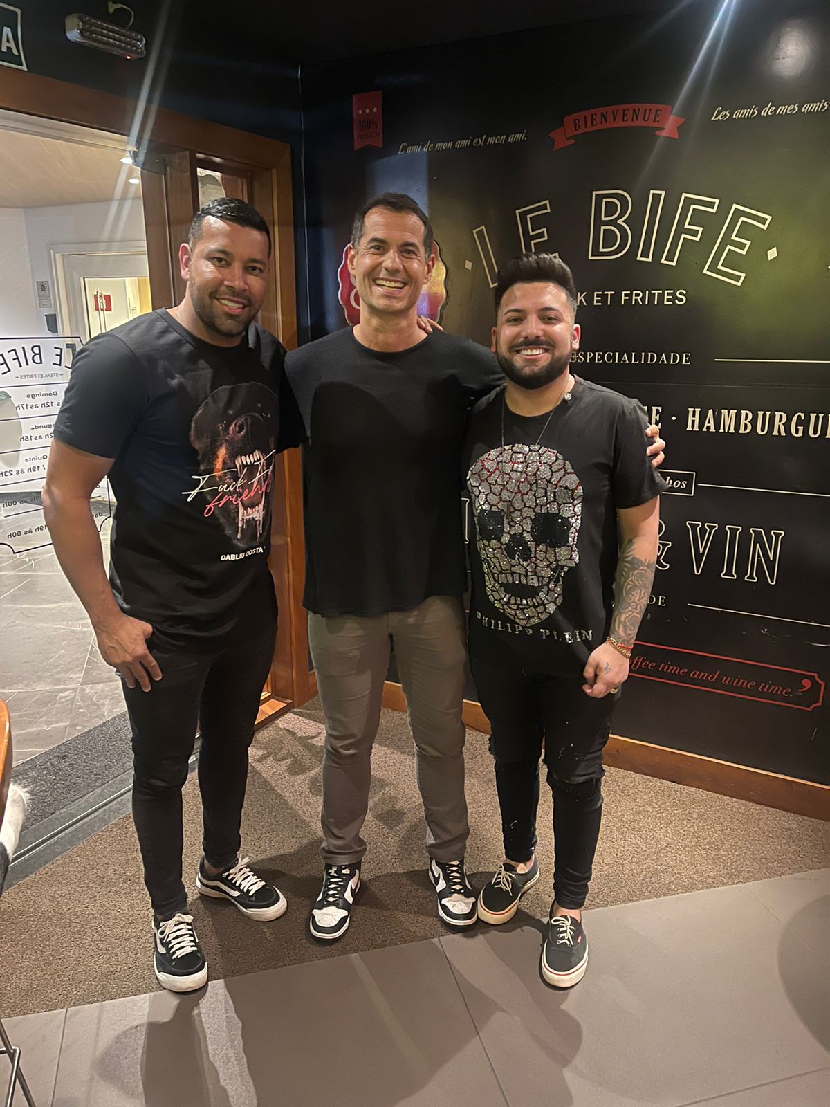 Cantor sertanejo Léo Ferreira, André Santos e Luiz Comazello em noite de boa mesa no Le Bife