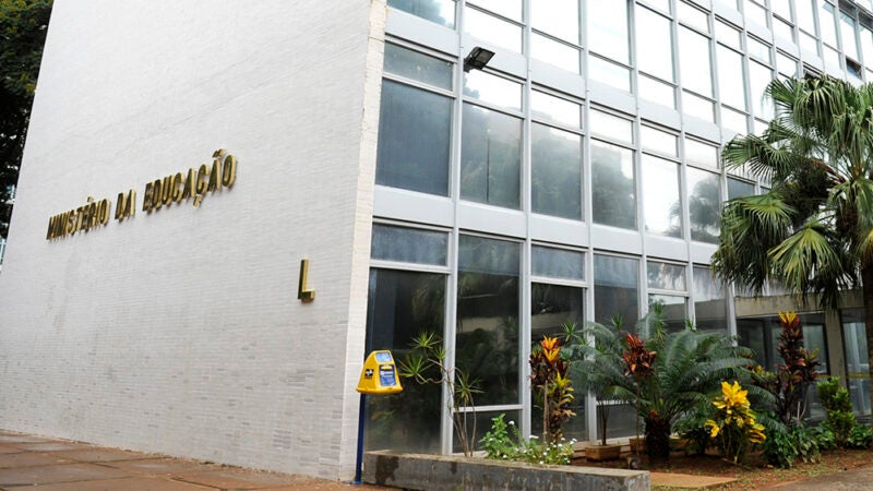 Ministro anuncia programa de bolsas e poupança para estudantes do ensino médio