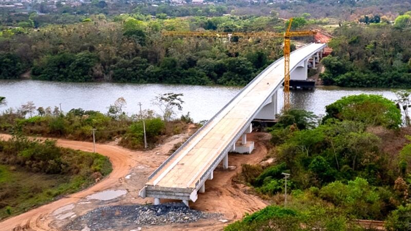 Mauro inspeciona obras de ponte e hospital em Cuiabá