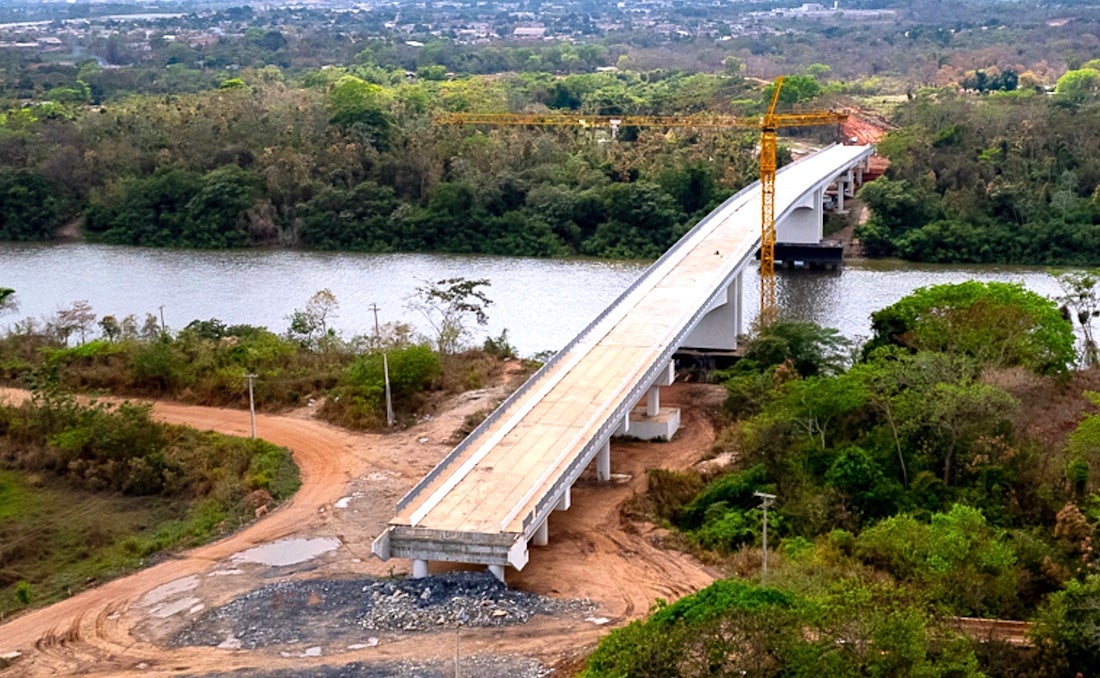 Mauro inspeciona obras de ponte e hospital em Cuiabá