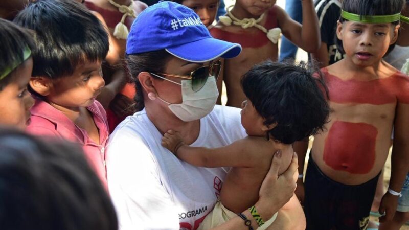 Primeira-dama de MT e governador levam ajuda humanitária à aldeia atingida por incêndio em Campinápolis