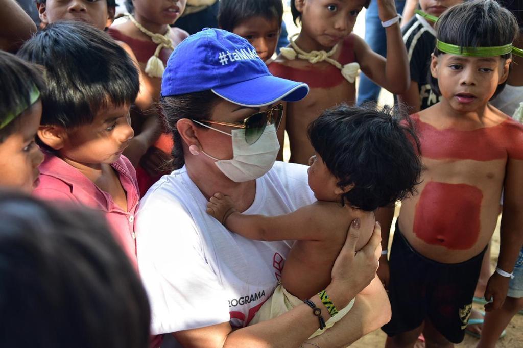 Primeira-dama de MT e governador levam ajuda humanitária à aldeia atingida por incêndio em Campinápolis