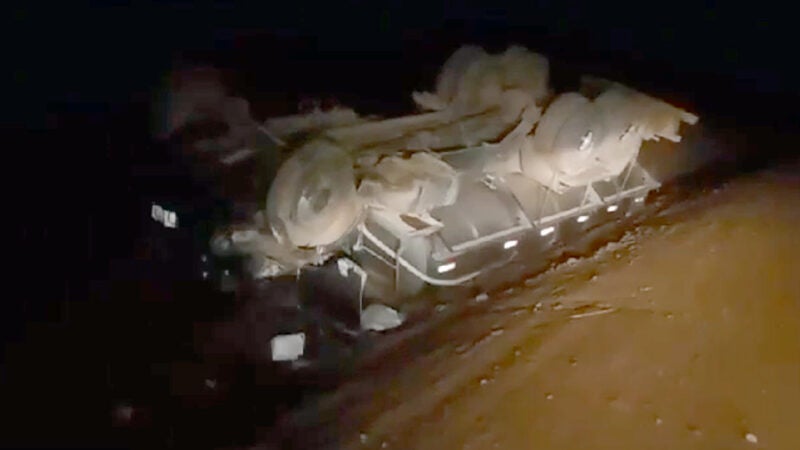 Em Guarantã do Norte caminhão carregado de leite tomba e motorista tem orelha dilacerada