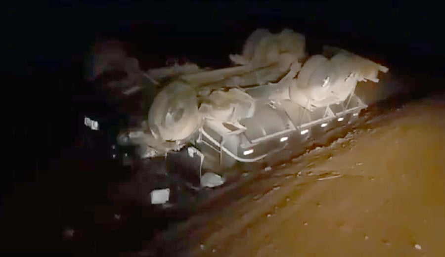 Em Guarantã do Norte caminhão carregado de leite tomba e motorista tem orelha dilacerada