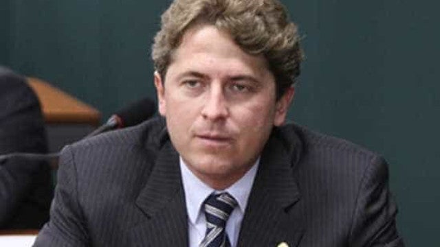 Deputado do PT inclui e Câmara aprova permissão para governo pagar piso menor da saúde em 2023