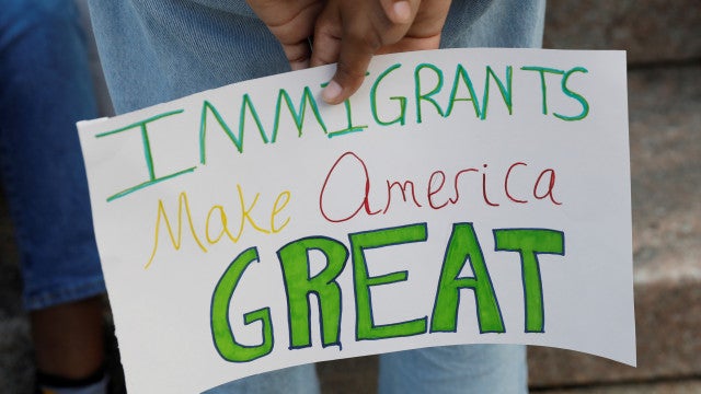 Número recorde de imigrantes segue em direção à fronteira dos EUA