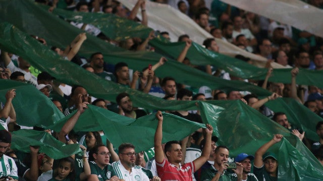 Torcida do Palmeiras ‘invade’ Argentina e dança tango com hino do time