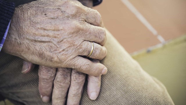 Idoso de 92 anos sofre queimaduras após ficar esquecido em terraço de lar